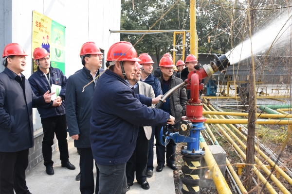 圖3 格林美集團安全生產中心總監周開軍介紹液氨站的安全設備設施配置