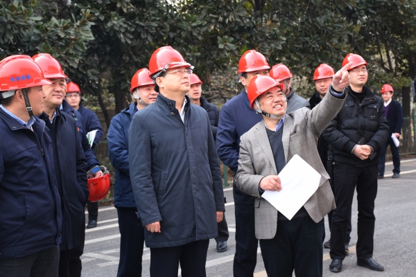 圖2 許開華董事長向孫兵市長一行匯報格林美集團的安全管理情況